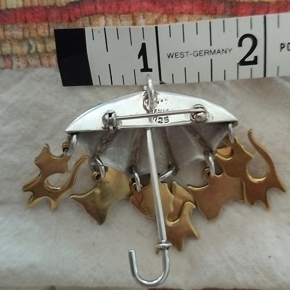 "Raining Cats and Dogs Brooch - Picture 5 of 8